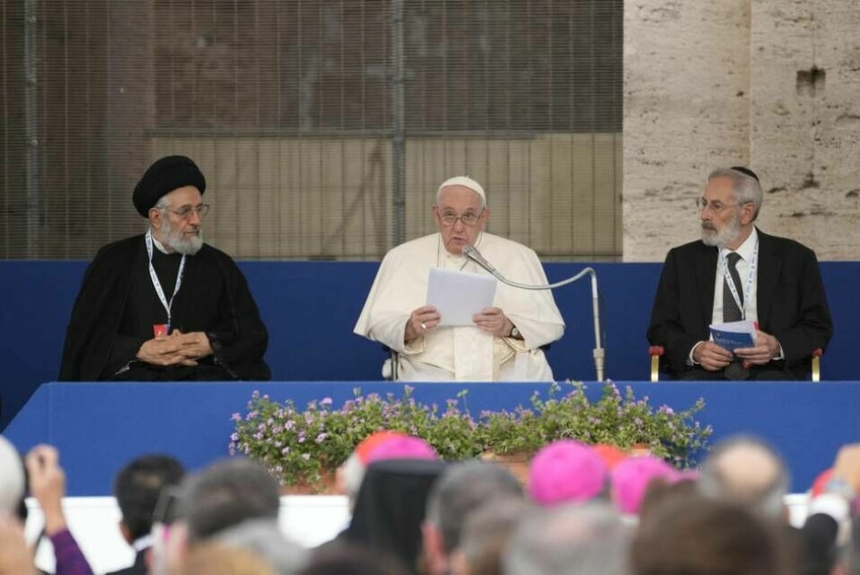 Påve Franciskus talade flankerad av den muslimske ledaren Sayyed Abu Al-Qasim Al-Dibaj och Roms överrabbin Riccardo Di Segni. Foto: Andrew Medichini/AP/TT