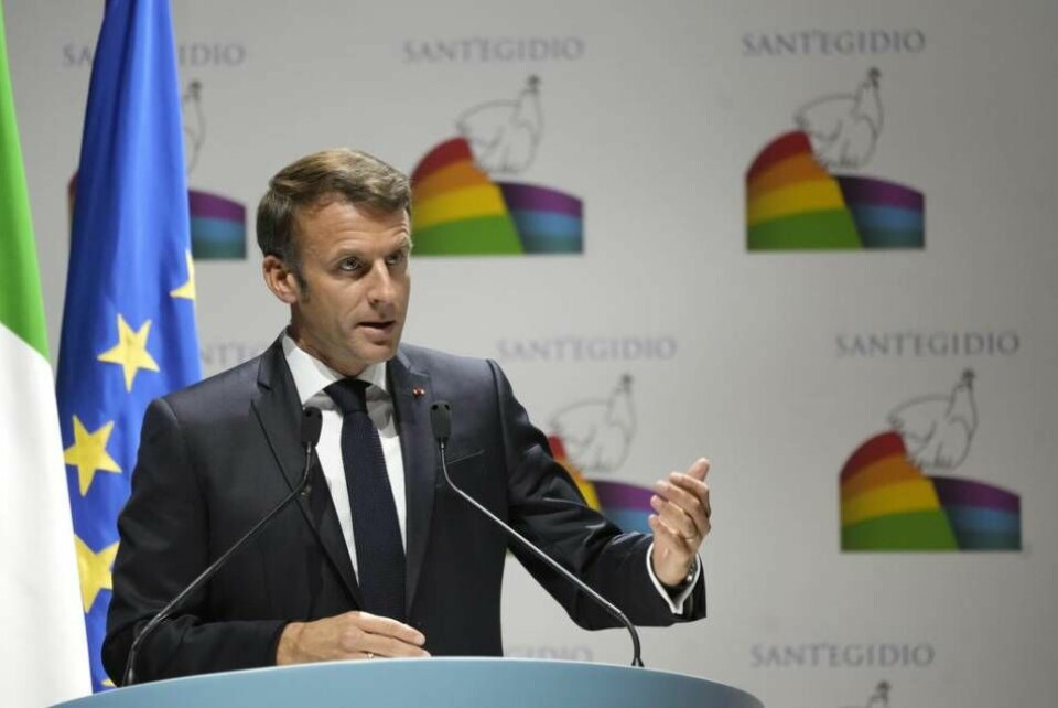 Frankrikes president Emmanuel Macron inledningstalar under den interreligiösa konferensen ”Cry for peace” i Rom. Foto: Alessandra Tarantino/AP/TT