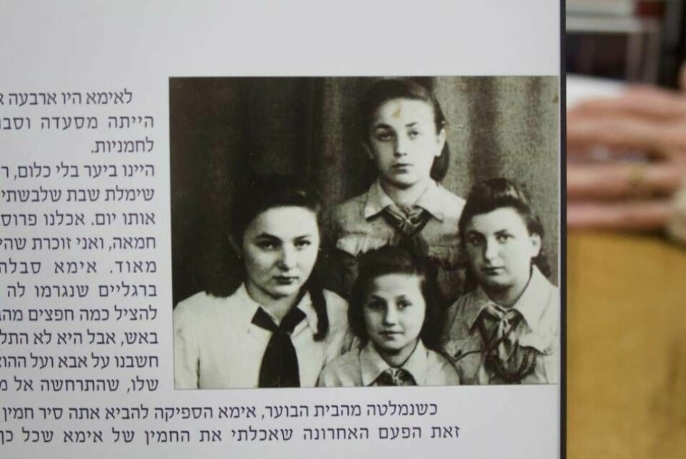 Bortsett från äldsta systern, Rachel (t v), dödades hela Estis familj. Esti var yngst (mitten), systern Miriam står bakom och en väninna står till höger. Foto: Privat