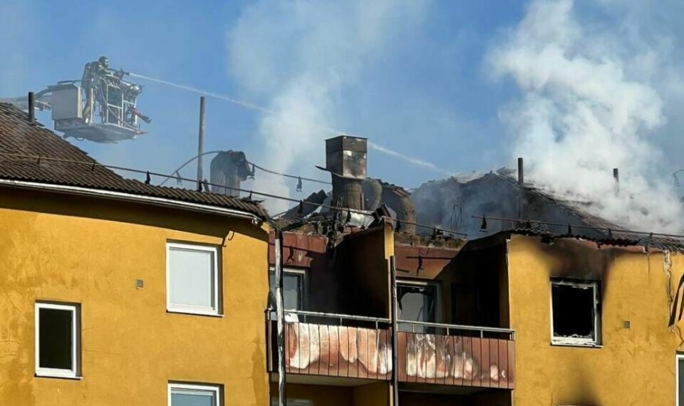 Stora delar av taket förstördes när en explosion och brand drabbade ett bostadshus i Norrköping.
