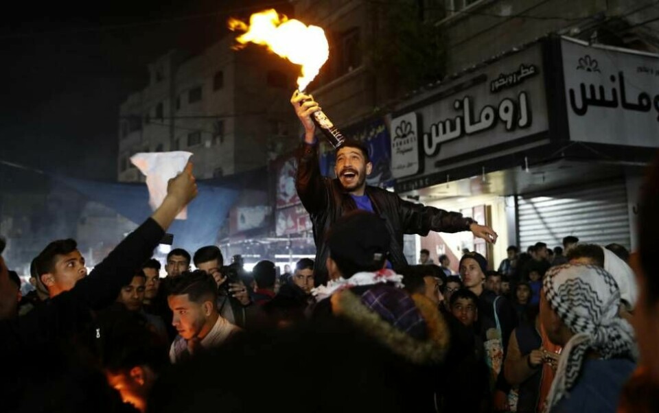 Bland palestinier har Trumps fredsplan väckt ilska. På bilden ses Gazabor som bränner bilder av Donald Trump för att visa sitt missnöje med fredsplanen.