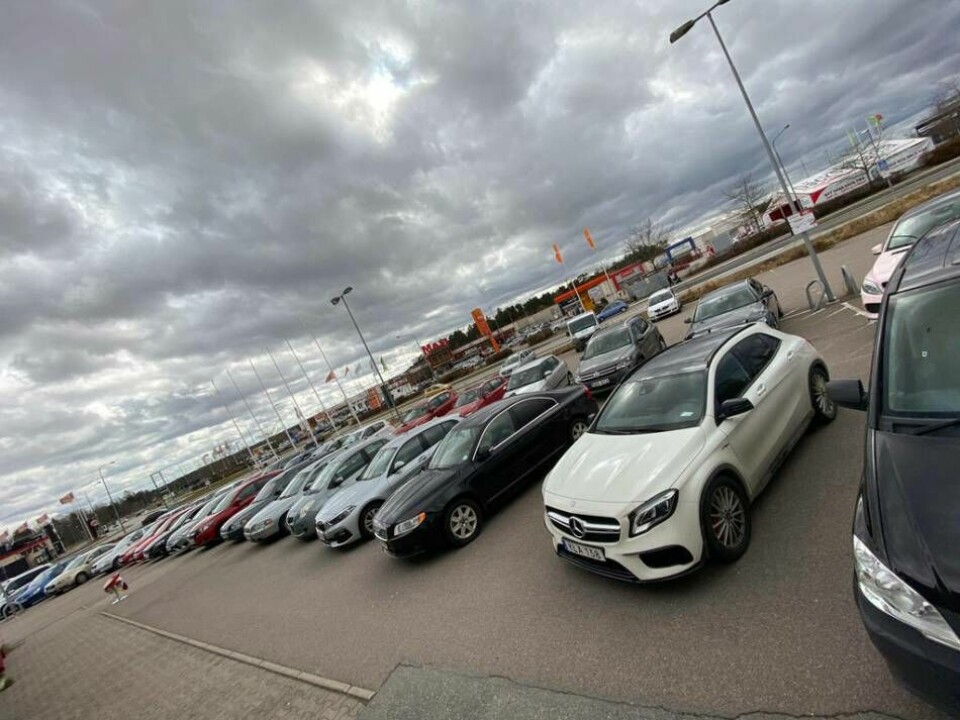 36 bilar stod parkerade utanför E-church när församlingen testade att ha drive in-gudstjänst. Foto: Privat