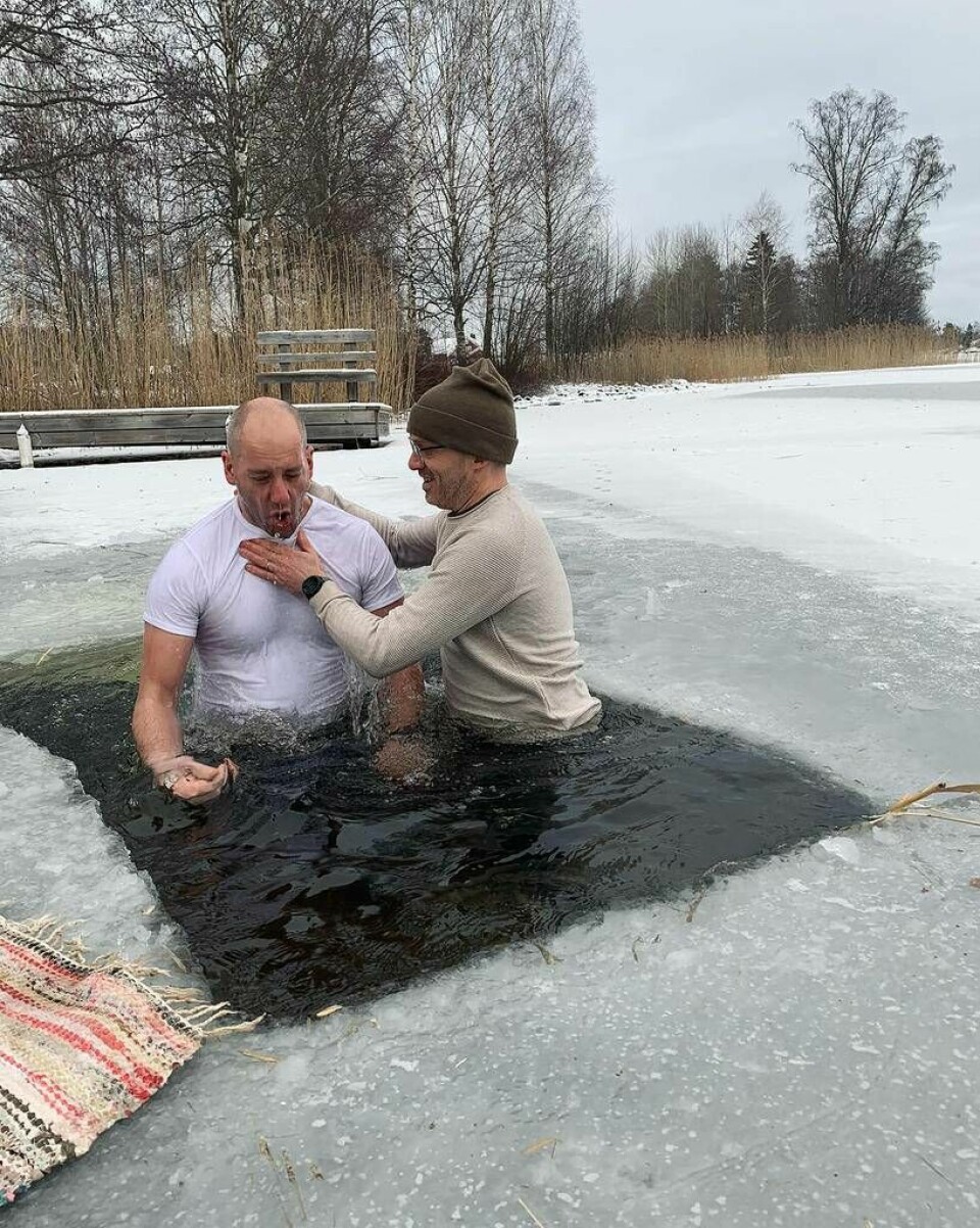 Martin Öjfelth döpte sin vän Alex i sjön Bunn i norra Småland i söndags, den 18 januari 2021. Det var då första gången som han döpte någon. ”Det känns jättegott att få vara med hela vägen”, säger han. Foto: Ölmstad pingstförsamling
