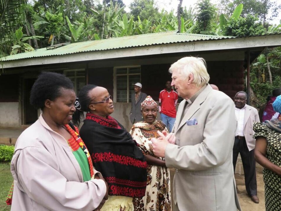Carl-Erik i samspråk med kyrkobesökare hemma i Tanzania. Foto: Börje Norlén