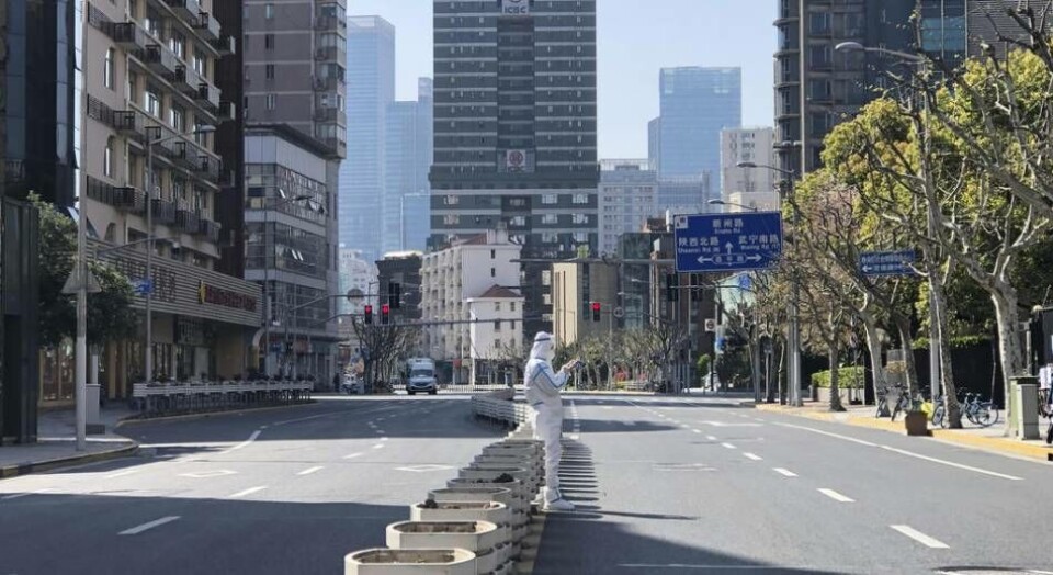 Medan Sverige betraktade omikronvarianten av covid-19 som relativt ofarlig, har Kinas kommunistparti hållit fast vid nolltolerans, nedstängning och hårda restriktioner – som här i Shanghai, dit nyligen drygt 10 000 sjukvårdare skickades från hela landet, varav 2 000 från militären, för att bekämpa covid-19. Medan Sverige betraktade omikronvarianten av covid-19 som relativt ofarlig, har Kinas kommunistparti hållit fast vid nolltolerans, nedstängning och hårda restriktioner – som här i Shanghai, dit nyligen drygt 10 000 sjukvårdare skickades från hela landet, varav 2 000 från militären, för att bekämpa covid-19.