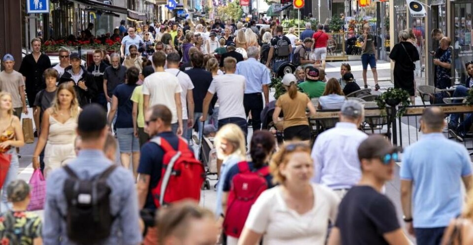 En bristande kontroll kring invandring från muslimska länder, i kombination med familje- och kristendomsurholkande religionspolitik, från de ledande svenska politiska partierna har bidragit till den trängda Sverige nu hamnat i. En bristande kontroll kring invandring från muslimska länder, i kombination med familje- och kristendomsurholkande religionspolitik, från de ledande svenska politiska partierna har bidragit till den trängda Sverige nu hamnat i.