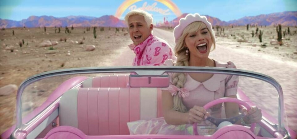 Ryan Gosling och Margot Robbie gör huvudrollerna som Ken och Barbie i den nya Barbiefilmen. Foto: Warner Bros/AP