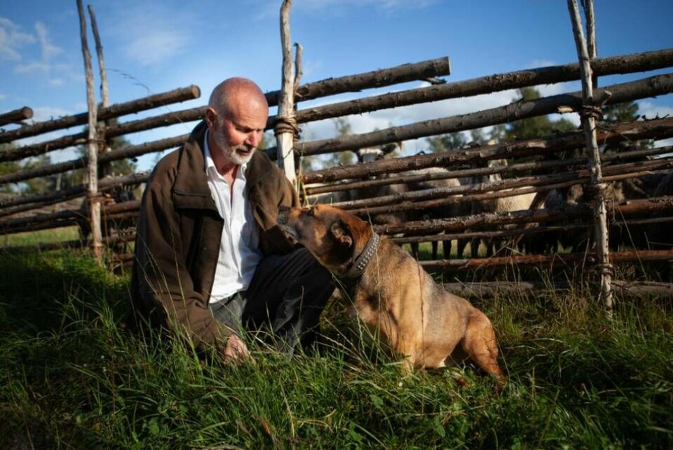 ”Det är så många människor jag har fått vittna för, jag kan inte vara tyst”, säger Jan Olof. Han klappar om hunden Iffe, som han fått rädda från vanvård för flera år sedan. Foto: Cathrine Ringbäck