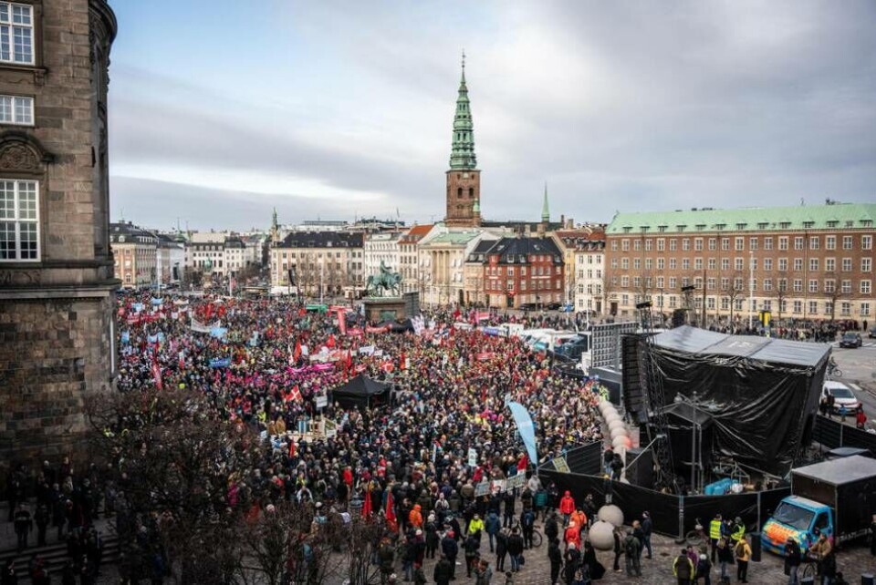 I januari mötte uppemot 50 000 demonstranter upp framför danska folketinget med stora affischer med budskapet ”Bevar Store bededag”. Missnöjet till trots klubbades ändå avskaffandet av den nationella böndagen igenom. I januari mötte uppemot 50 000 demonstranter upp framför danska folketinget med stora affischer med budskapet ”Bevar Store bededag”. Missnöjet till trots klubbades ändå avskaffandet av den nationella böndagen igenom.