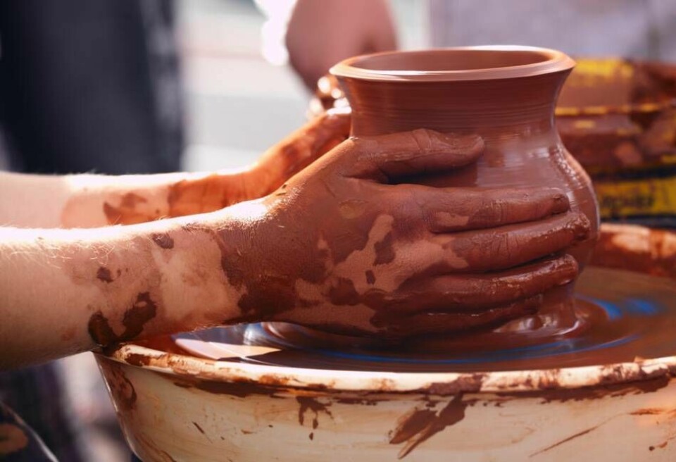 Potter making the pot in traditional style. Close up. Foto: lightstock