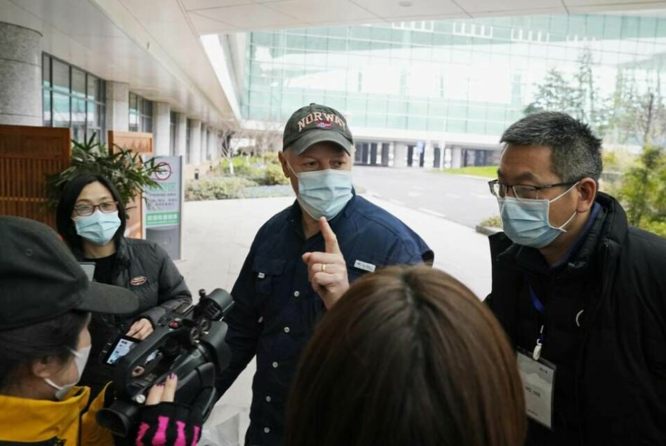WHO-teamets expert Peter Daszak (mitten) anklagas för att vara partisk. Foto: Ng Han Guan/AP/TT