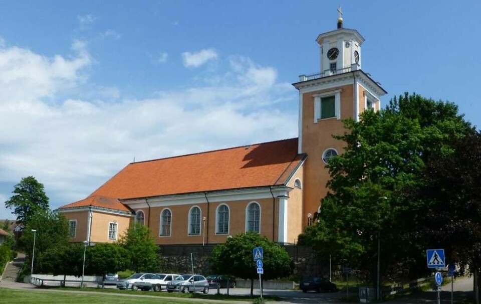Väktare bevakar numera gudstjänsterna i Mönsterås kyrka. ”En rimlig åtgärd”, tycker kyrkoherde Magnus Johansson. Foto: Bernt Fransson, Lindås, CC BY-SA 3.0, via Wikimedia Commons (beskuren)