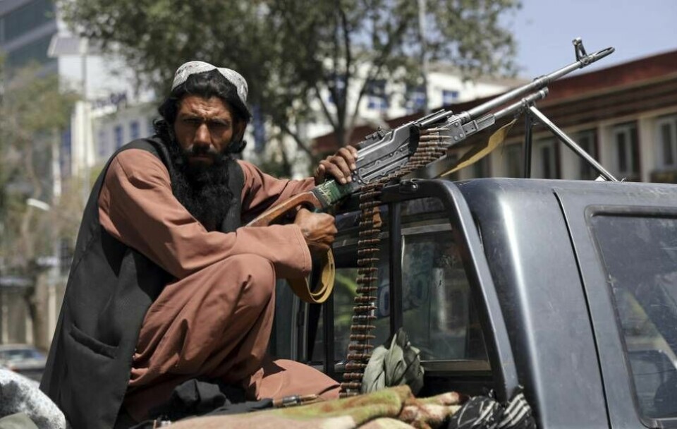 Oron växer för vad som ska hända med Afghanistans kristna minoritet. På bilden ses en av talibanernas krigare vid ingången till presidentpalatset i den afghanska huvudstaden Kabul. Foto: Rahmat Gul/AP Photo/TT