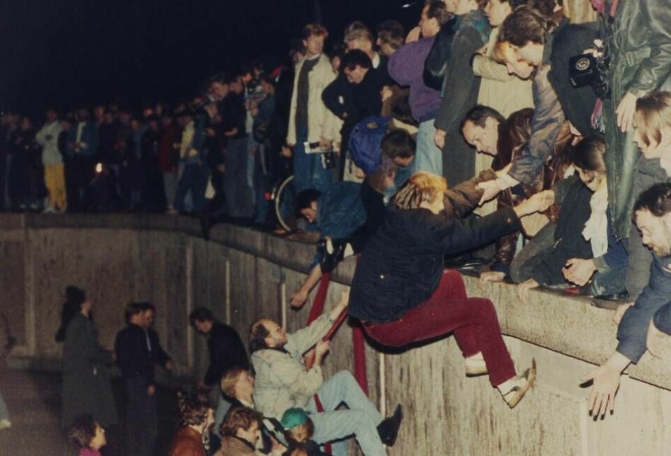 När Berlinmuren föll hälsades det som att Östeuropa var befriat. Nu skulle knapphet, matköer och åsiktskontroll tillhöra det förflutna. Foto: Jockel Finck/AP/TT