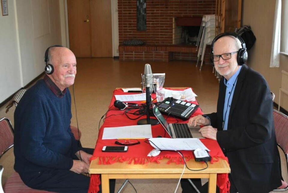 Knut Hainke (t v) och Svenåke Boström (t h) gör tillsammans programmet Önskesången, dit människor kan höra av sig med sina önskade låtval. Foto: Börje Norlén