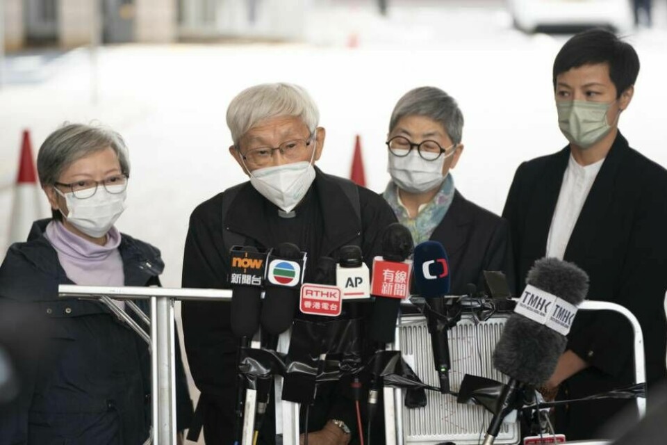 Kardinal Joseph Zen, andra person från vänster, talar till medierna efter fredagens dom i Hongkong.