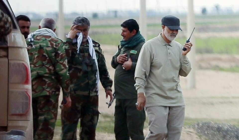 Qassem Soleimani leder det iranska Revolutionsgardets Qud-styrka. Här pratar han i walkie-talkie under en skärmytsling med IS-styrkor i Irak 2015. Foto: Reuters/Stringer/ TT