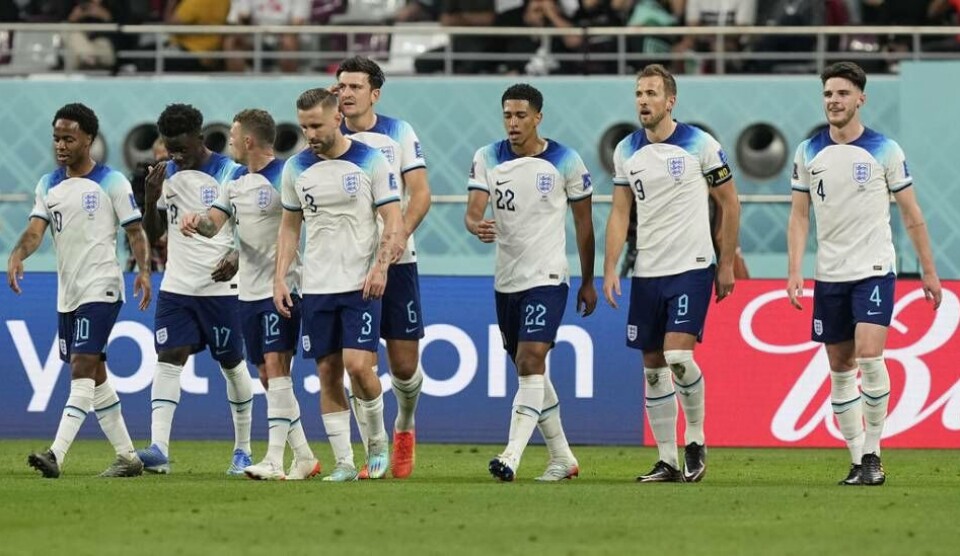 England och dess lagkapten Harry Kane (tvåa från höger) backade och ställde upp utan hbtq-färger. England och dess lagkapten Harry Kane (tvåa från höger) backade och ställde upp utan hbtq-färger.