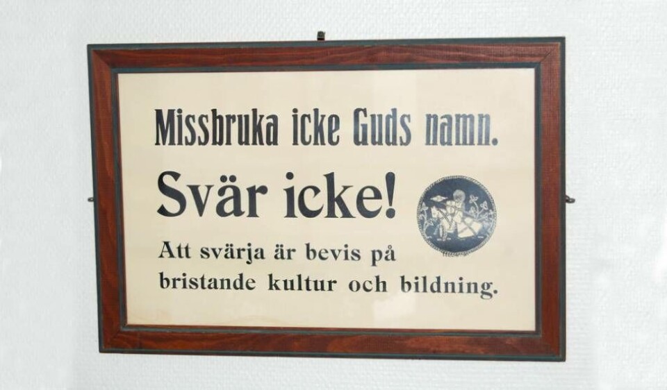 Många äldre har haft den här tavlan hängande i sina klassrum. Unga i dag uppmuntras i stället till ett grovt språk, inte minst genom alla svordomar i radio och tv. Många äldre har haft den här tavlan hängande i sina klassrum. Unga i dag uppmuntras i stället till ett grovt språk, inte minst genom alla svordomar i radio och tv.