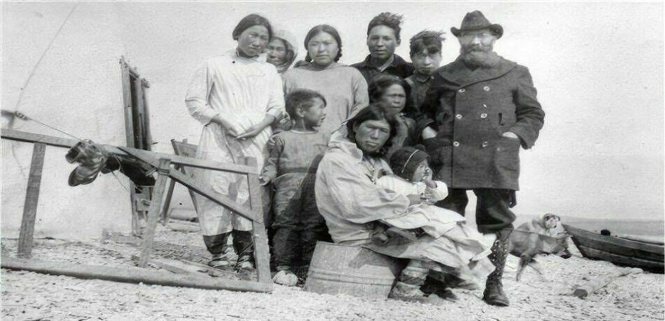 N F Höijer tillsammans med några eskimåer i Alaska. Höijer lärde sig eksimåernas språk och skapade ett eskimåalfabet. Foto: Ljus i öster