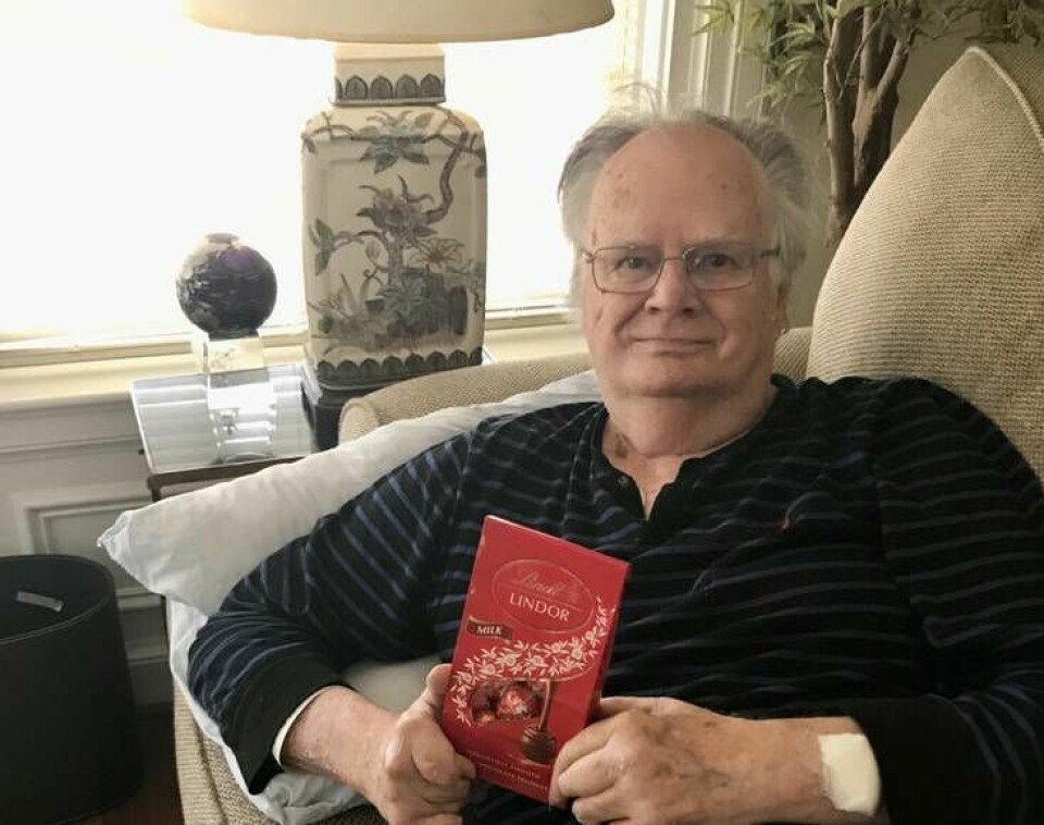 80-årige Don Wilkerson blev dödssjuk av coronaviruset, och fick förbön från kristna världen över. Efter att snabbt ha tillfrisknat på sjukhuset fick han åka hem – och njuta av sin favoritchoklad. Foto: Privat