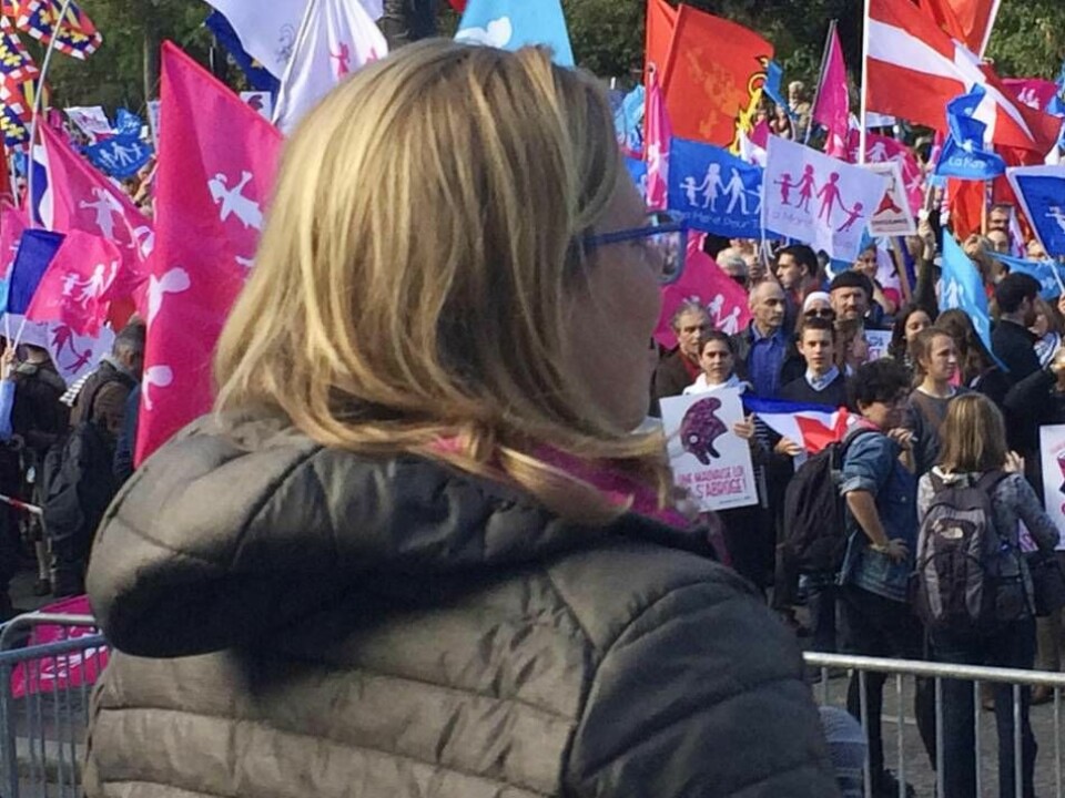 Maria Hildingsson, generalsekreterare för medborgarinitiativet 'Mamma, pappa, barn', talar vi en demonstration i Paris för rörelsen La Manif pour Tous den 16 oktober. Foto: Mum, Dad & Kids