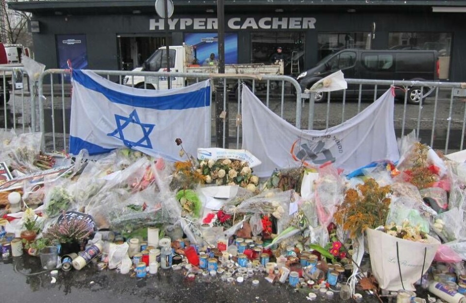 I dessa coronatider frodas antisemitiska myter på nytt om att judar ligger bakom virusets framfart. Antisemitismen är uråldrig och upprepar sig i historien, menar Ulf Cahn. Bild från Paris, där fyra judar dog i en terrorattack mot en kosherbutik i januari 2015. I dessa coronatider frodas antisemitiska myter på nytt om att judar ligger bakom virusets framfart. Antisemitismen är uråldrig och upprepar sig i historien, menar Ulf Cahn. Bild från Paris, där fyra judar dog i en terrorattack mot en kosherbutik i januari 2015.