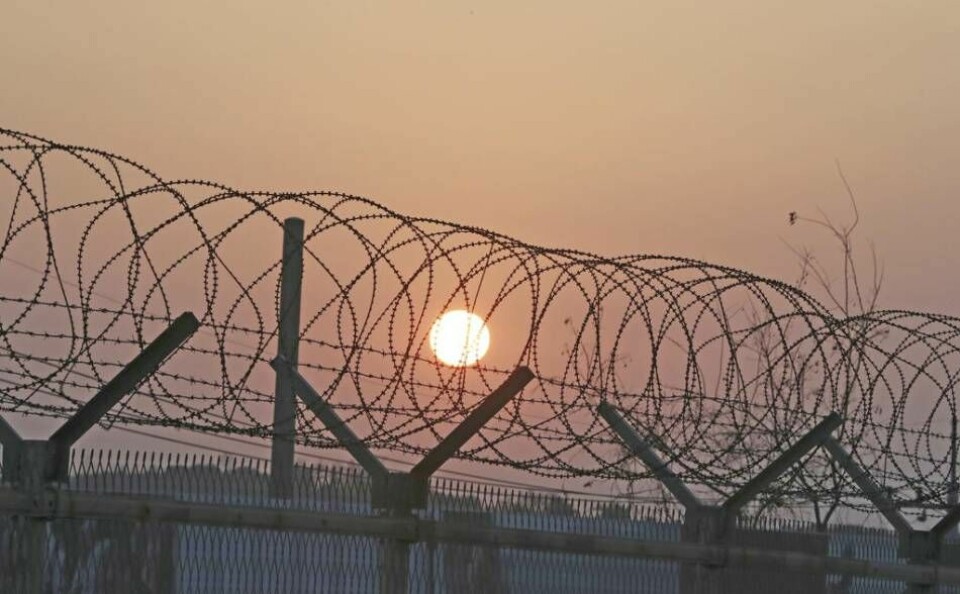 Innanför stängslen i Nordkoreas fångläger delade Hea Woo det hoppfulla budskapet om en god Gud. Bilden är från gränsen mellan Nord- och Sydkorea. Foto: AP / TT