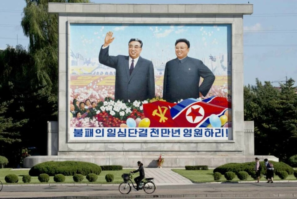 Nordkoreas forna ledare Kim Il Sung och Kim Jong Il hyllas som gudar i landet. Foto: AP / TT
