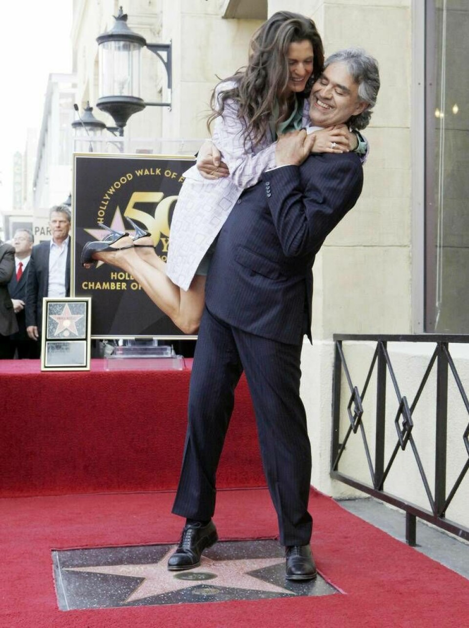 Andrea Bocelli med Vernoica Berti, numera hans fru, på hans stjärna på Hollywood Walk of Fame i Los Angeles 2010. Foto: Reed Saxon/AP/TT