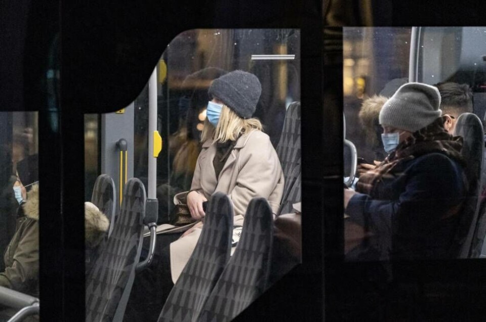 Munskydd och handtvätt är de enskilda åtgärder som enligt en forskningsgenomgång förefaller bidra mest till att hålla ner smittan av covid-19. Men studierna har många brister och troligen behöver flera åtgärder användas samtidigt, menar forskare. Munskydd och handtvätt är de enskilda åtgärder som enligt en forskningsgenomgång förefaller bidra mest till att hålla ner smittan av covid-19. Men studierna har många brister och troligen behöver flera åtgärder användas samtidigt, menar forskare.