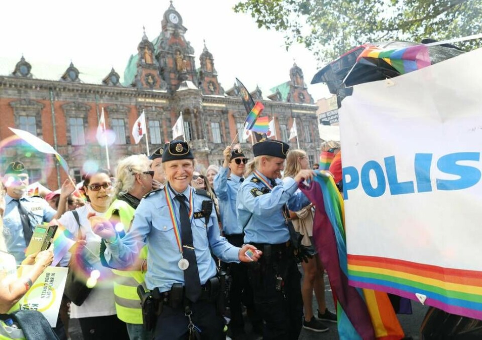 Polisen ska, enligt grundlagen, uppträda neutralt. På bilden syns poliser som deltar aktivt i Prideparaden i Malmö. Foto: Andreas Hillergren/TT
