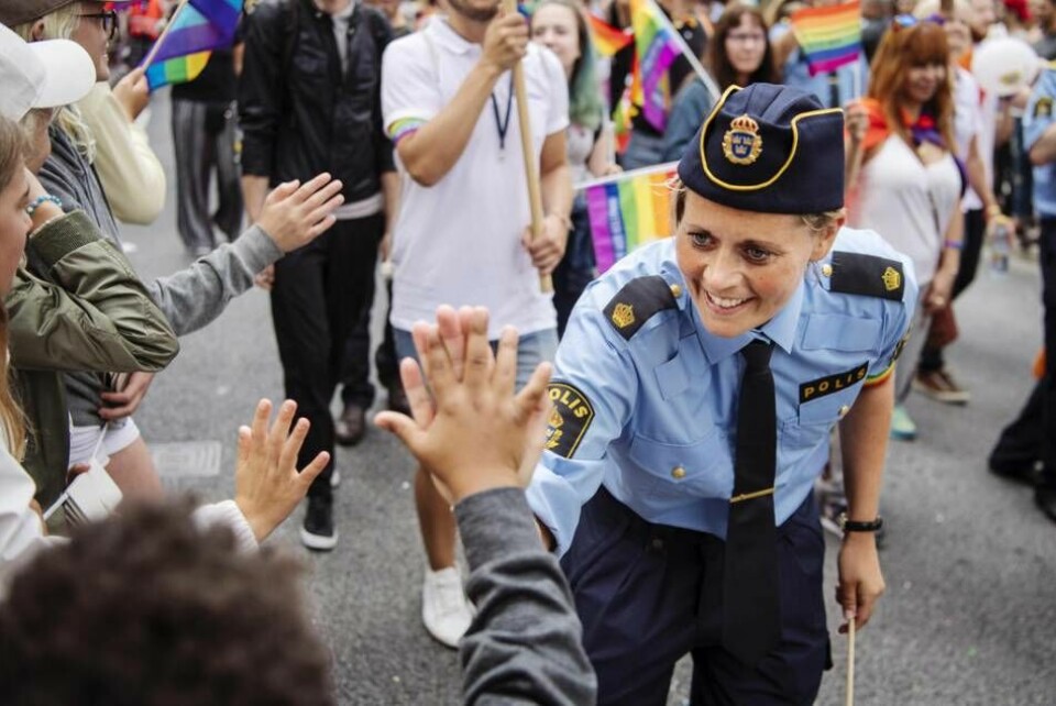 Polis hälsar på åskådare i Prideparaden. (Arkivbild). Foto: Erik Simander/TT