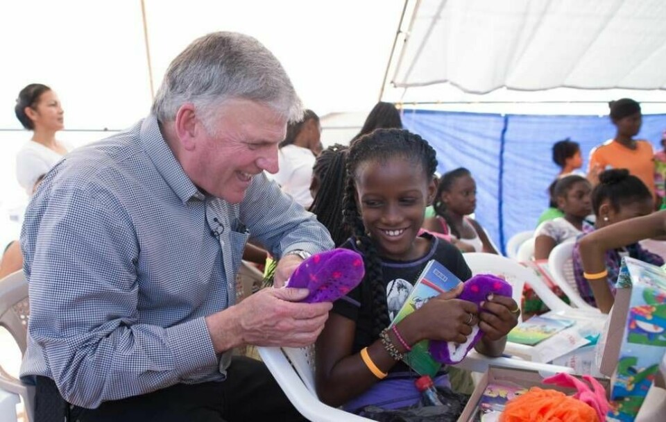 Franklin Grahams organisation Samaritan´s Purse har delat ut skokartonger med julgåvor till barn i närmare 30 år. På bilden är han på plats i Belize. Foto: Med tillstånd av Samaritan´s Purse