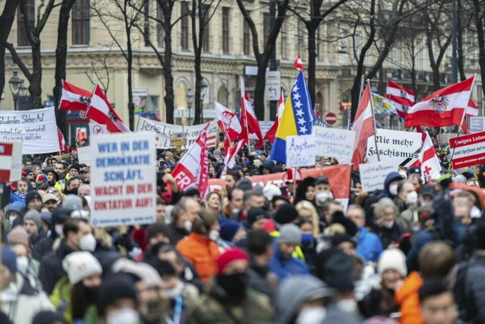 Den österrikiska regeringens lag om vaccintvång har mötts av omfattande protester från medborgare. Foto: Florian Schroetter/AP/TT