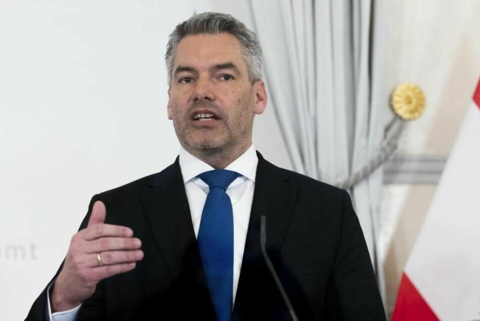 Österrikes förbundskansler Karl Nehammer har meddelat att landets pandemirestriktioner snart lyfts bort. Foto: Lisa Leutner/AP/TT