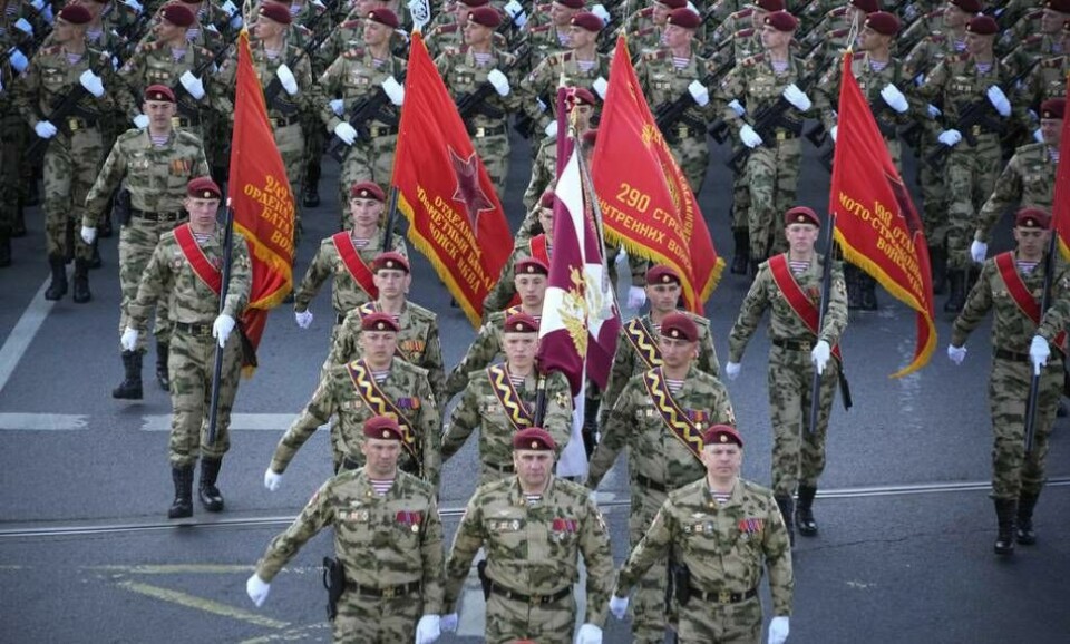 Ryska militärer marscherar på Röda torget i Moskva för att fira Segerdagen.
