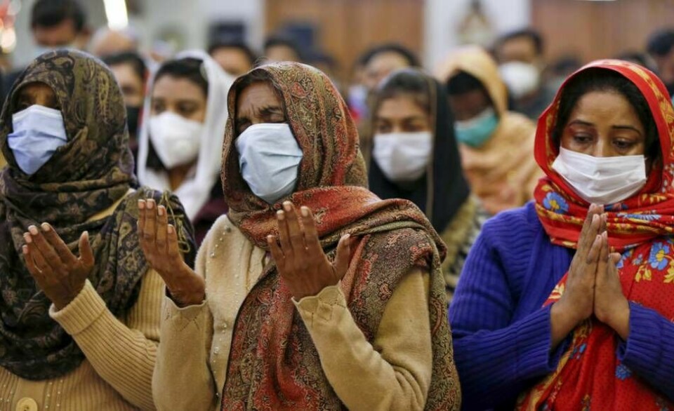 Kristna i många länder har drabbats extra hårt under pandemin. Kvinnorna på bilden ber för offren av pandemin i en kyrka i Rawalpindi i Pakistan, strax före jul. Foto: Anjum Naveed/AP/TT