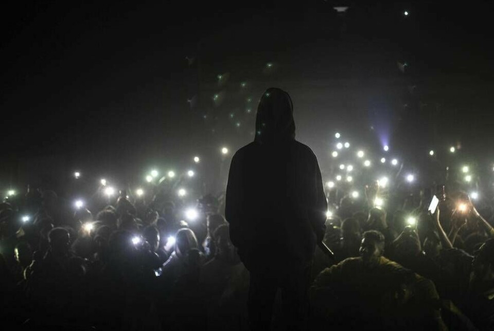 Många rappares texter handlar om våld och en kriminell livsstil. I Storbritannien har vissa rappare belagts med restriktioner så att de inte uppvigla till våld. Foto: Mosa'ab Elshamy/AP/TT