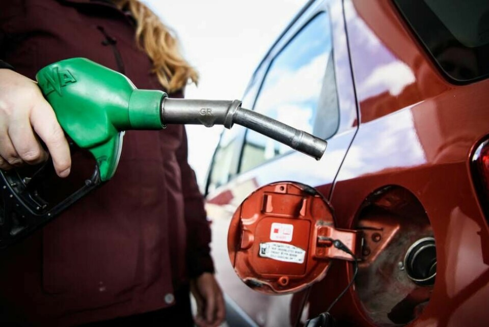 Nästa år kan det bli billigare att tanka bensin, om regeringens förslag om en skattesänkning går igenom. Foto: Erik Simander/TT