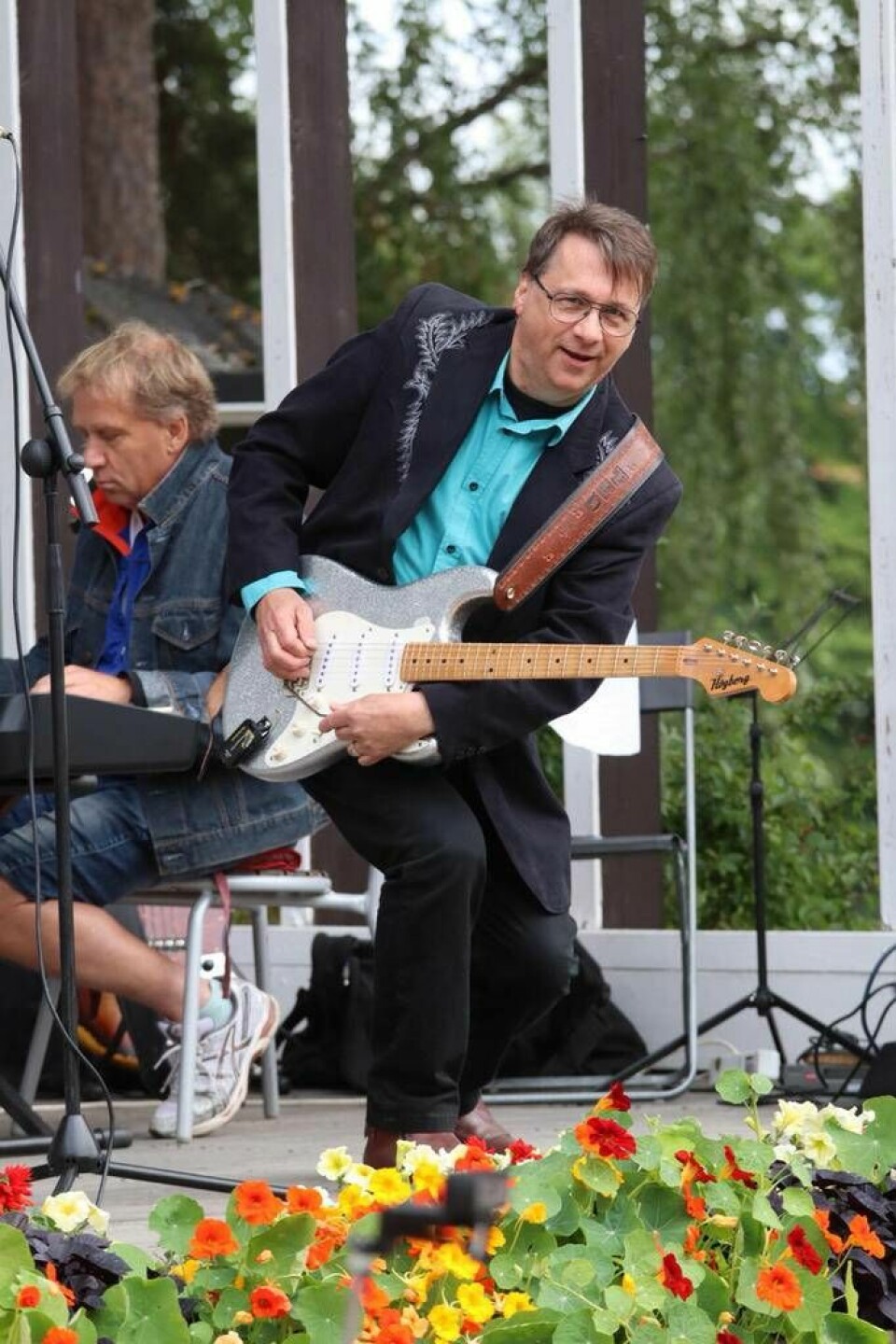 Ted Sandstedt går loss på sin gitarr på scenen i Boulognerskogen i Gävle. Foto: Robert Lindberg
