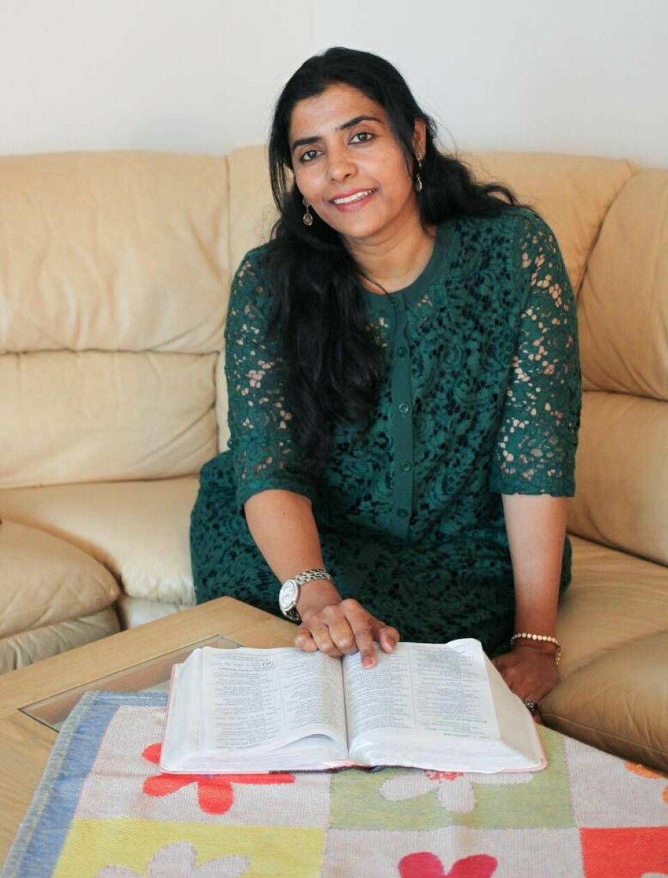 En hindu presenterade Bibeln för Sinchana och uppmanade henne att läsa den för att söka hjälp för sin depression. Foto: Miriam Knudtzon
