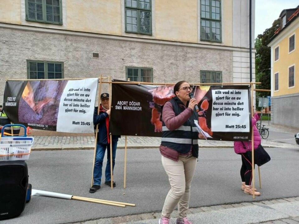MRO ville få Svenska kyrkan, och dess väljare, att tänka på ofödda med en manifestation vid domkyrkan i Uppsala i söndags. Foto: MRO