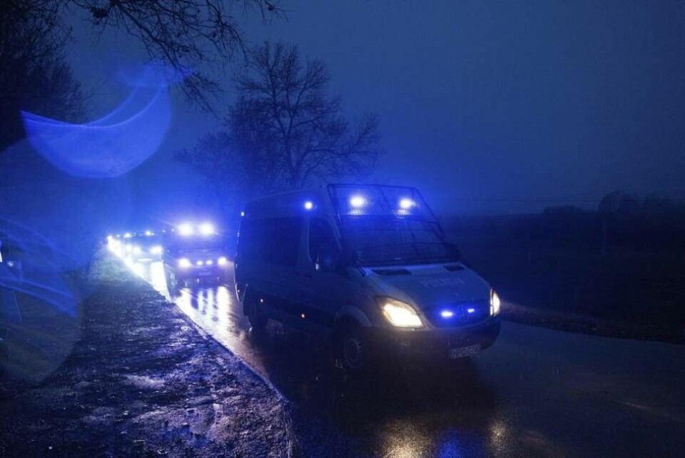 Polisbilar på väg till platsen för robotnedslaget i polska Przewodów på tisdagen. Foto: Evgeniy Maloletka/AP/TT