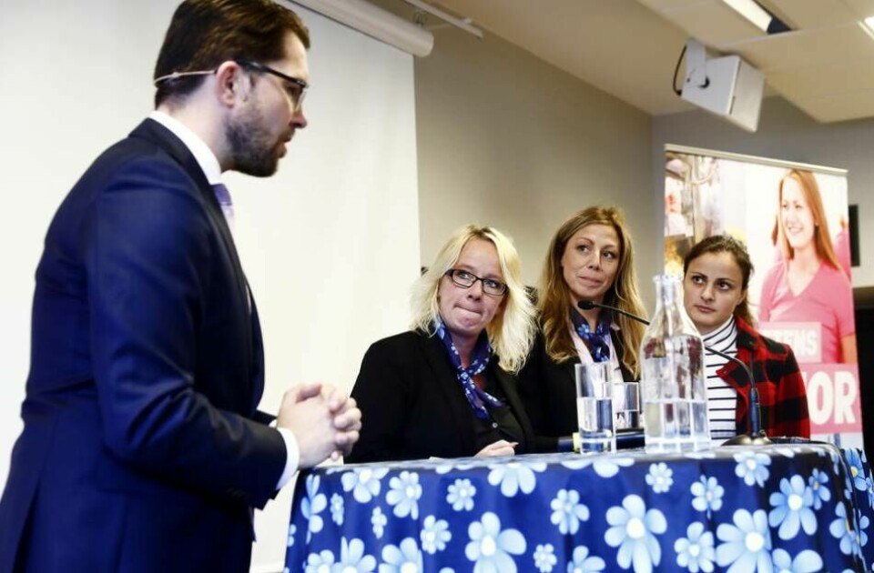 Carina Ståhl (första kvinnan från vänster) anser att abortlektioner bör bli ett frivilligt inslag i barnmorskeutbildningen.