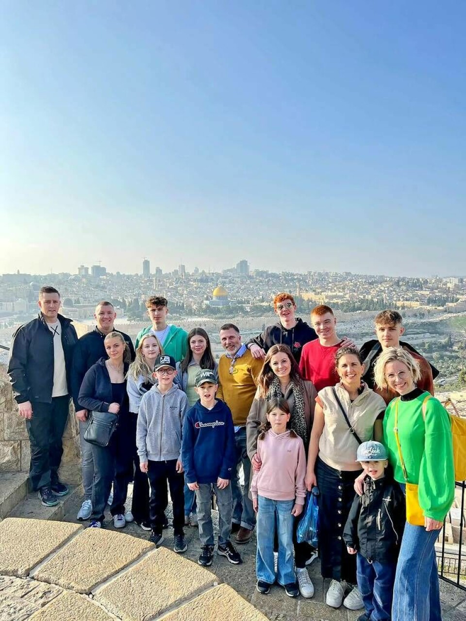 Under nyåret besökte tre vänfamiljer Israel tillsammans – familjerna Lidman, Bryne och Karlsson, totalt 17 personer, här på Oljeberget i Jerusalem. Foto: Privat