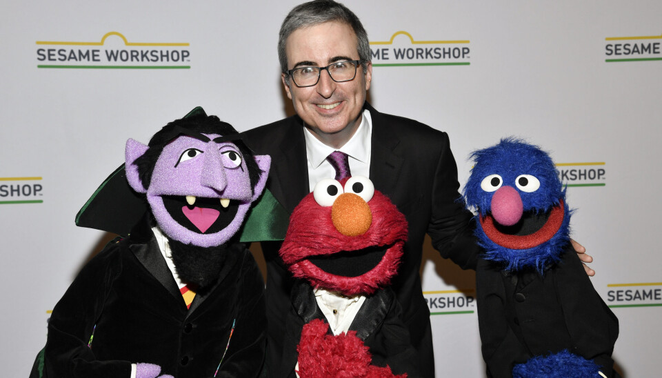John Oliver tillsammans med mupparna Count von Count, Elmo och Grover tidigare i år.