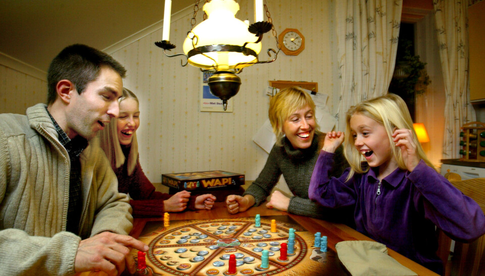 Familjen Backman Thoor i Tullinge (Peter, Jesephine, Madeleine och Cecilia) spelar sällskapsspelet Wapi vid köksbordet. Familjen Backman Thoor i Tullinge (Peter, Jesephine, Madeleine och Cecilia) spelar sällskapsspelet Wapi vid köksbordet.