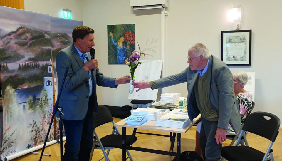 I april 2018 överlämnade Karl Åkerblom och en delegation från föreningen S:t Staffans kapell en modell av korset i Hassela till kung Carl den XVI Gustaf i samband med kungens 70-årsdag. I april 2018 överlämnade Karl Åkerblom och en delegation från föreningen S:t Staffans kapell en modell av korset i Hassela till kung Carl den XVI Gustaf i samband med kungens 70-årsdag.