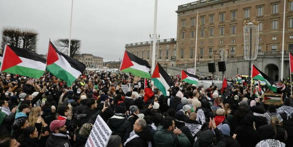Tusentals personer samlades i Stockholm i vad som uppgavs vara stöd till Palestina, men innehöll hat och hot mot Israel. I Göteborg (bild underst) hissade demonstranter den palestinska flaggan utanför stadshuset. Foto: Christine Olsson/TT